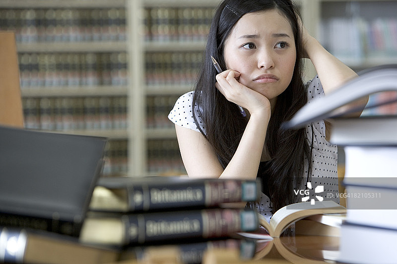 在图书馆学习的女学生图片素材