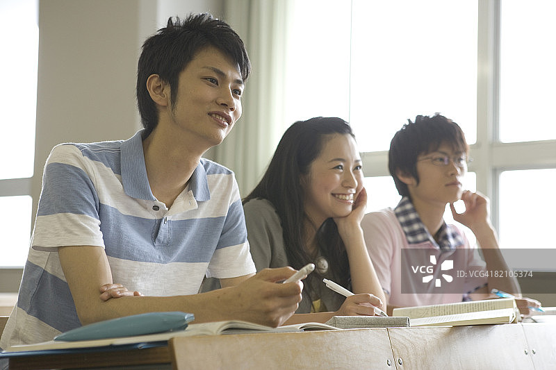 教室里的一名女学生和两名男学生图片素材