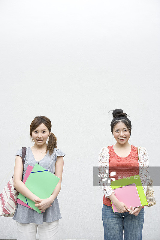 两名女学生站在户外图片素材