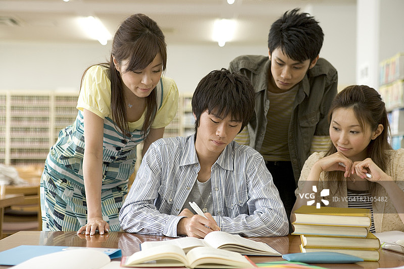 图书馆里的四名学生图片素材