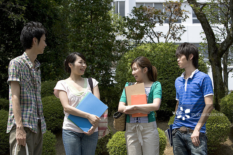 欢笑的四个学生图片素材