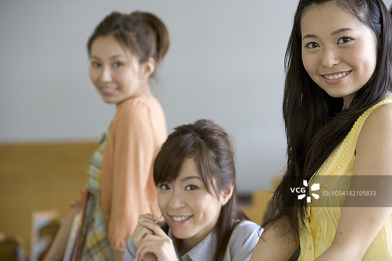 三位放松的年轻女性图片素材