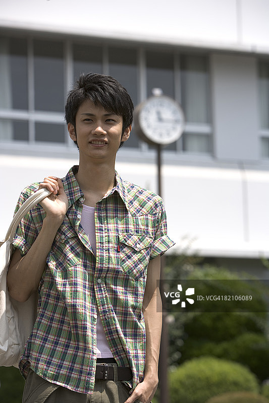 微笑的年轻男人图片素材