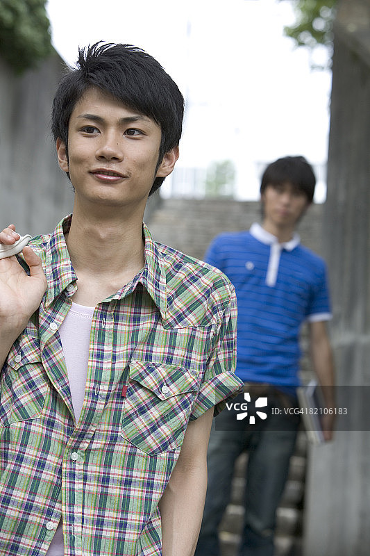 两个年轻成年男子走下楼梯图片素材