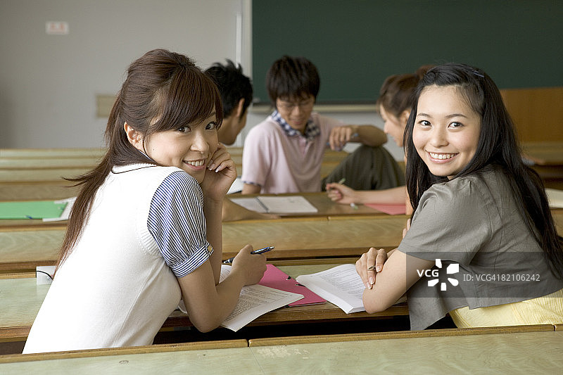教室里的五名学生图片素材