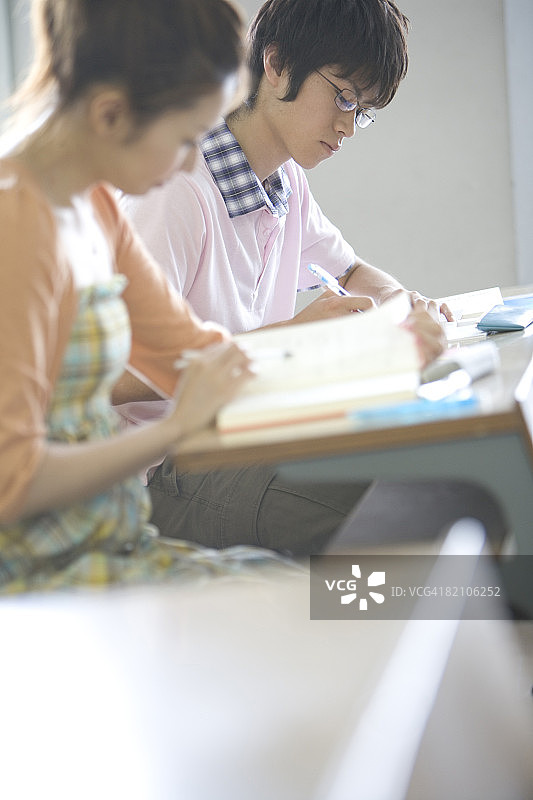 两个学生在教室里学习图片素材