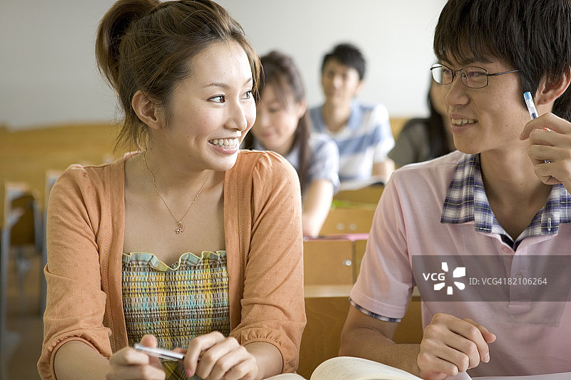 课堂上微笑的男女学生图片素材