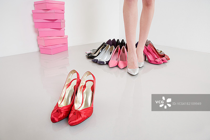 拥有鞋子收藏的女人图片素材