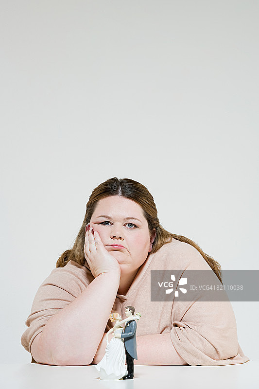 拿着婚礼人偶的忧郁女人图片素材
