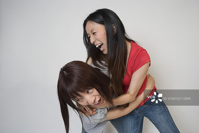 两位年轻女人打架图片素材