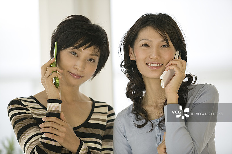 两个女人在使用手机图片素材