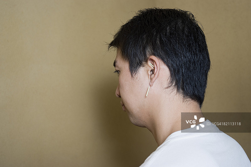 男子接受针灸治疗图片素材