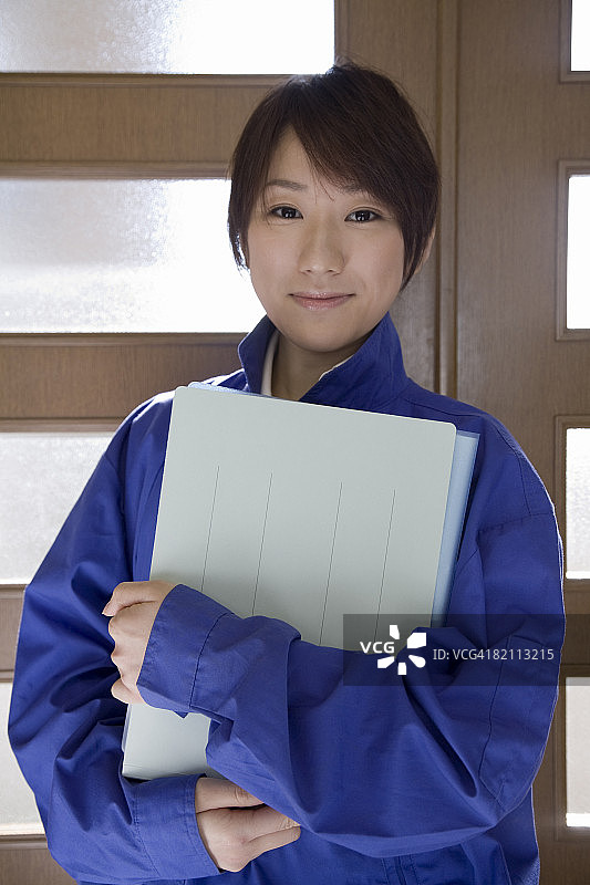 年轻女人拿着文件图片素材