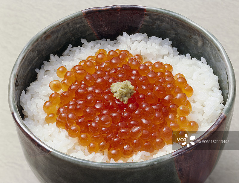 鲑鱼籽盖饭图片素材