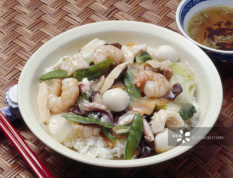 虾仁蔬菜盖饭图片素材
