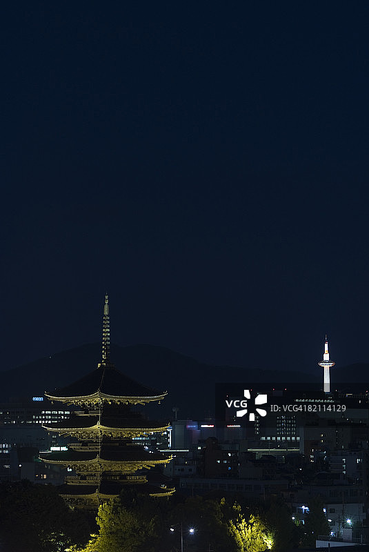 日本京都东寺与京都塔图片素材