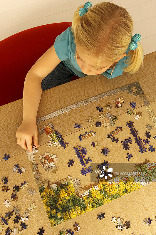 俯视角度拍摄的女孩玩拼图图片素材