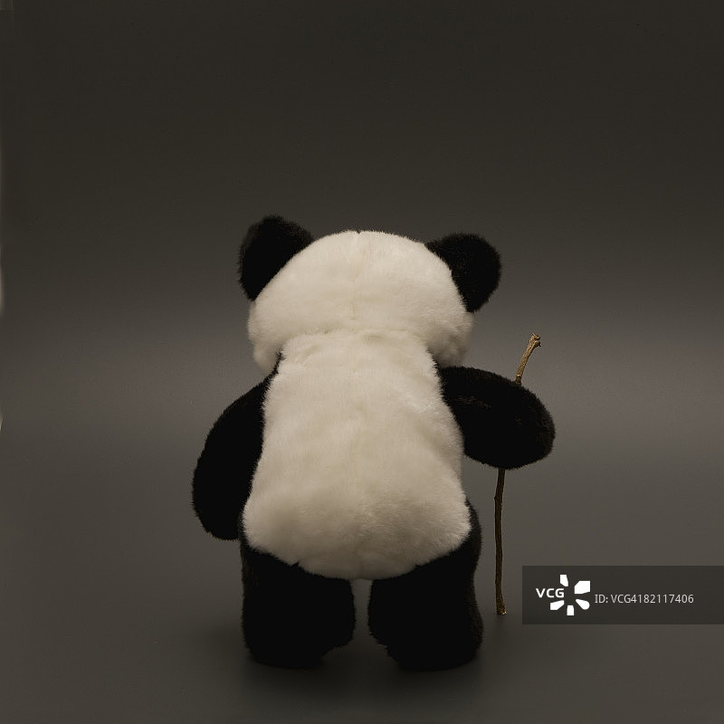 手持拐杖的毛绒熊猫图片素材