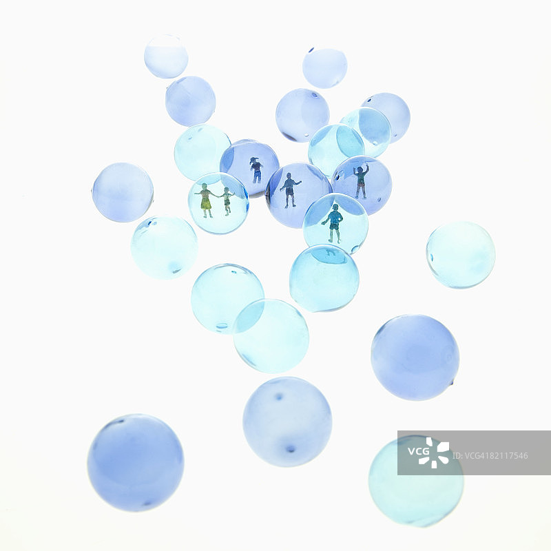 蓝色透明球体里的小人图片素材