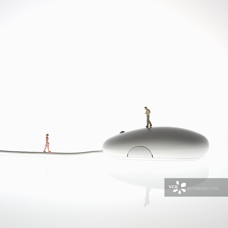 男人和女人站在鼠标上图片素材