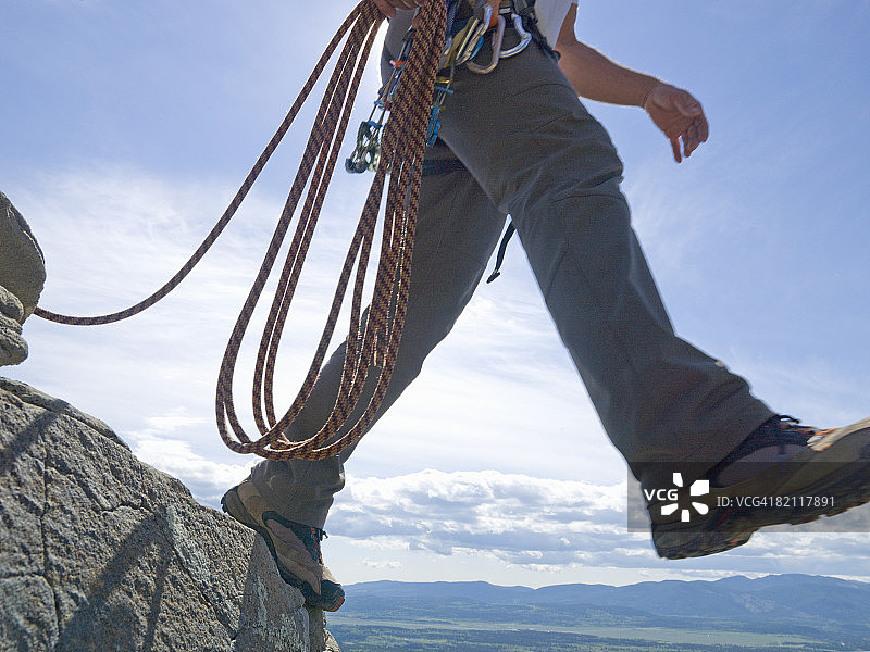 攀登者拉着绳子走出悬崖边图片素材