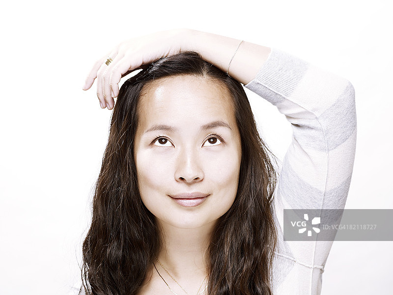 年轻亚洲女性手扶头部图片素材