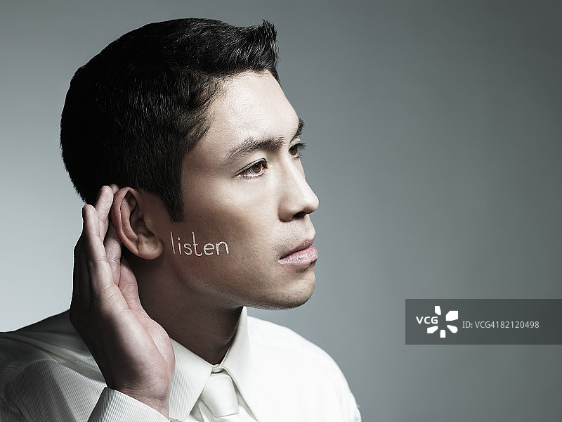 男人手放在耳朵旁图片素材