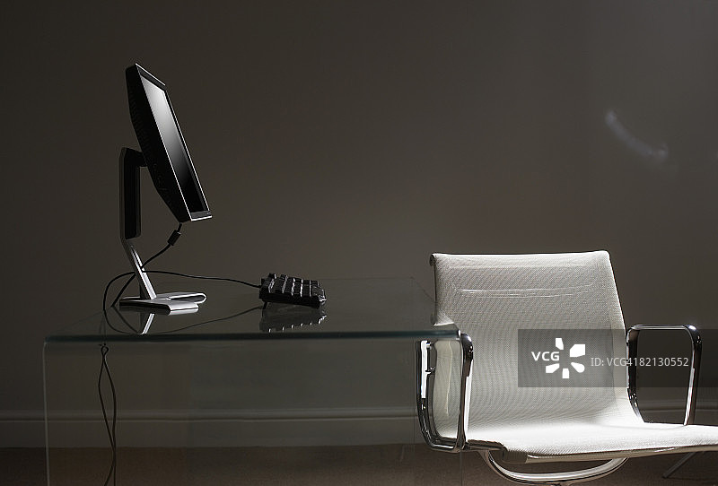 夜晚空荡荡的办公室：孤零零的桌椅图片素材