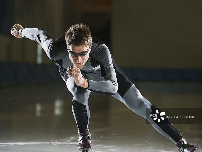 男子速度滑冰运动员滑冰图片素材