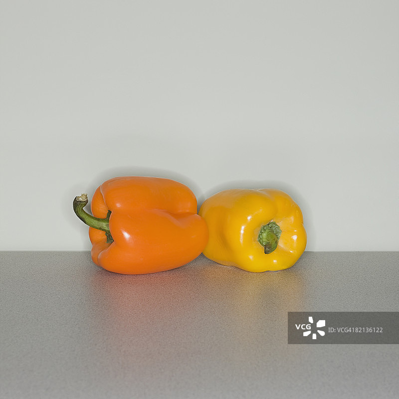 桌子上的橙色和黄色甜椒图片素材