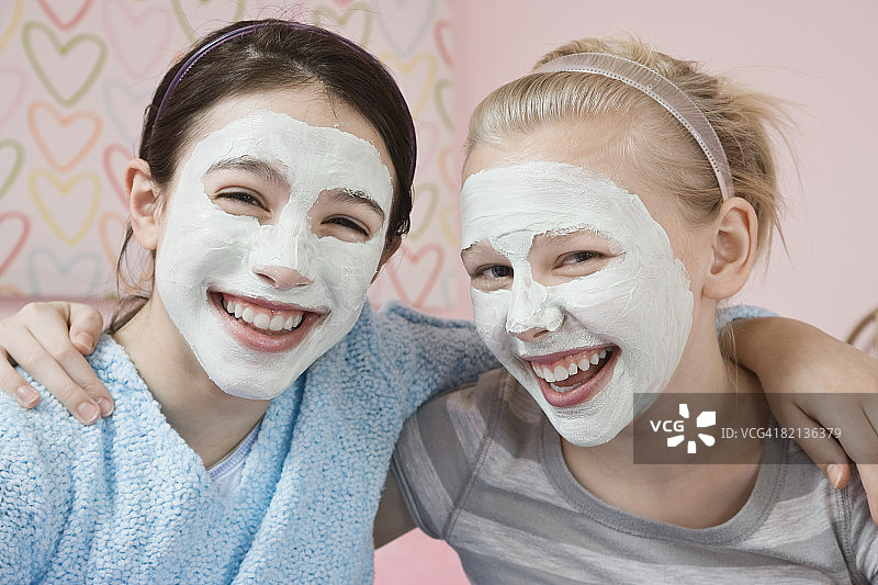 正在做面部护理，欢笑的女孩图片素材