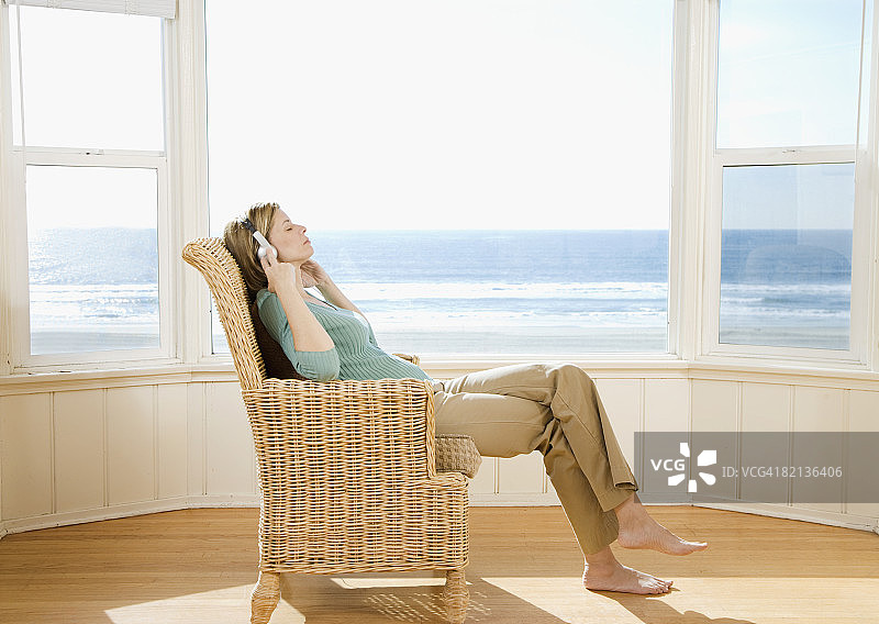 戴耳机听音乐的女人图片素材