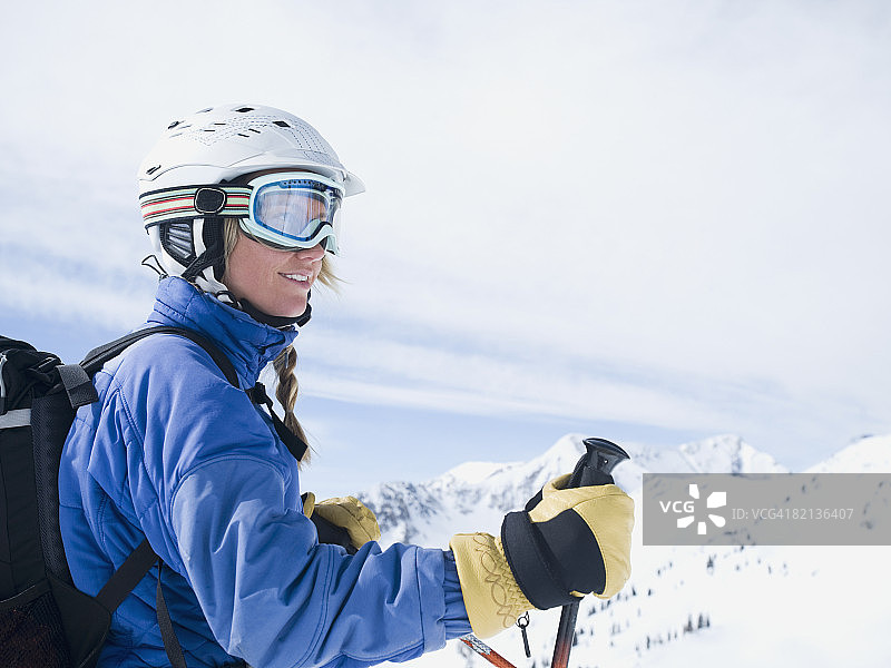 穿着滑雪装备的女人图片素材