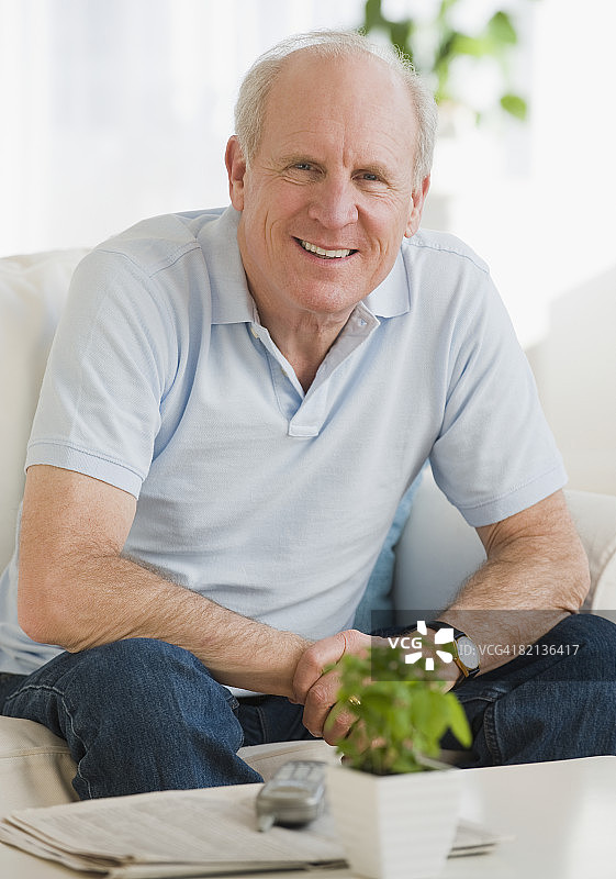 年长的男人坐在沙发上图片素材