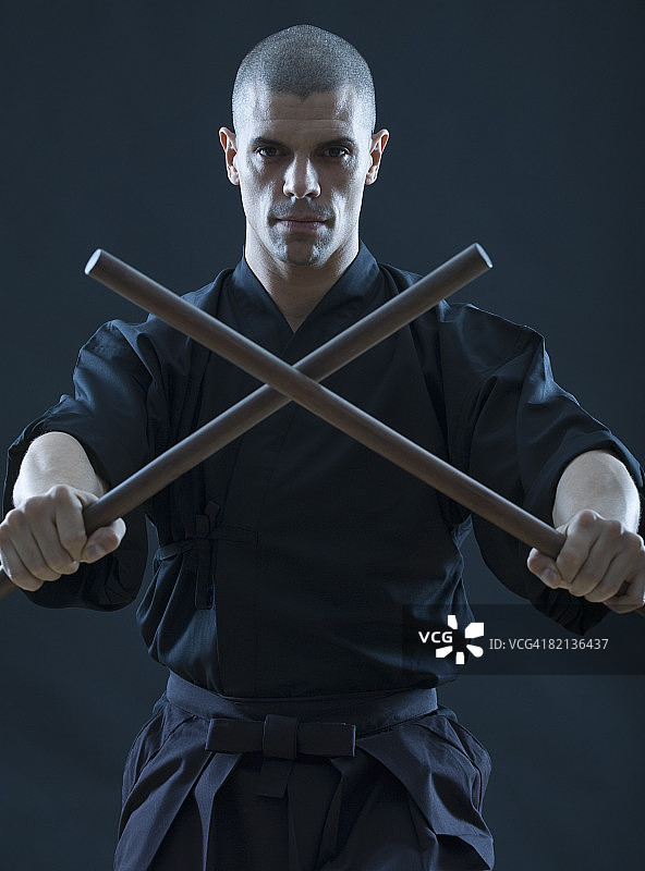 摆出战斗姿势的西班牙裔男子图片素材