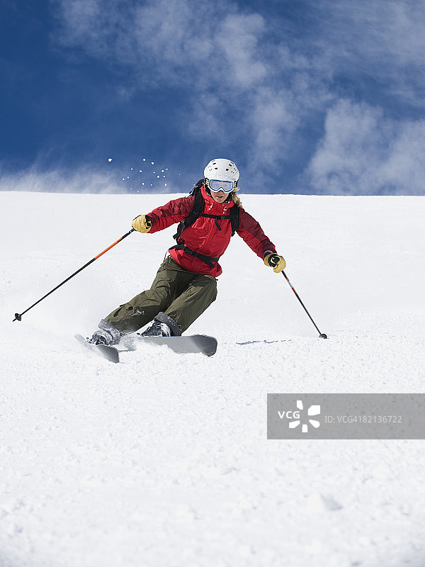 下坡滑雪的女人图片素材