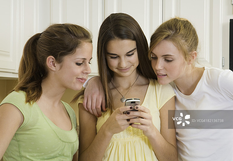 青少年女孩看着手机图片素材