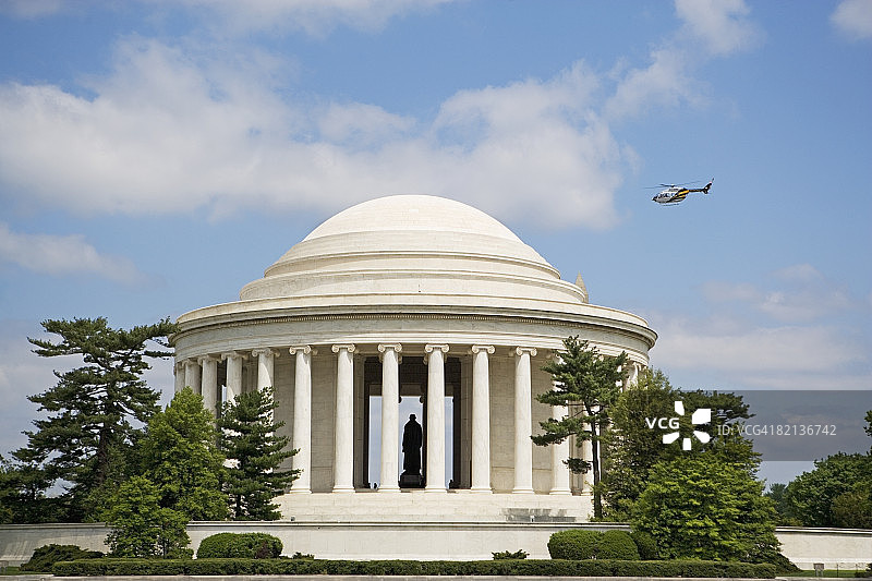 直升机飞越美国华盛顿特区杰斐逊纪念堂图片素材