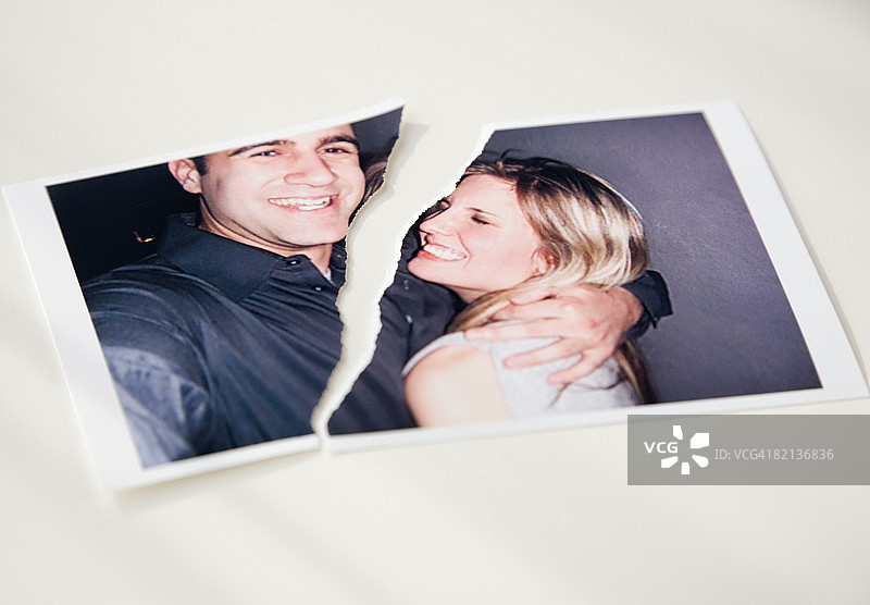 被撕成两半的夫妇照片图片素材