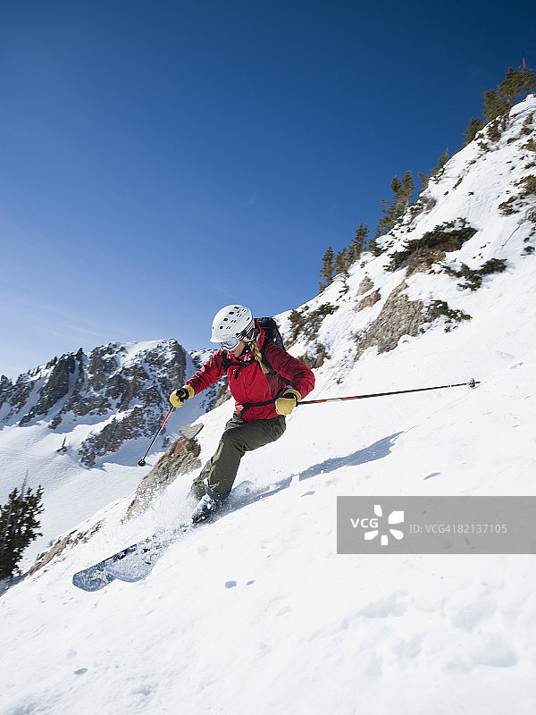 下坡滑雪的女人图片素材