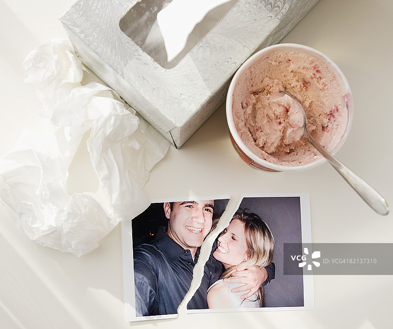 冰淇淋和纸巾旁边的撕裂照片图片素材