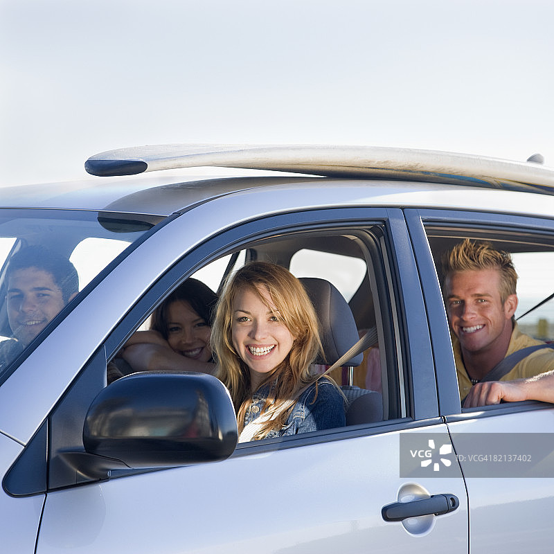 朋友们在车里开车兜风图片素材