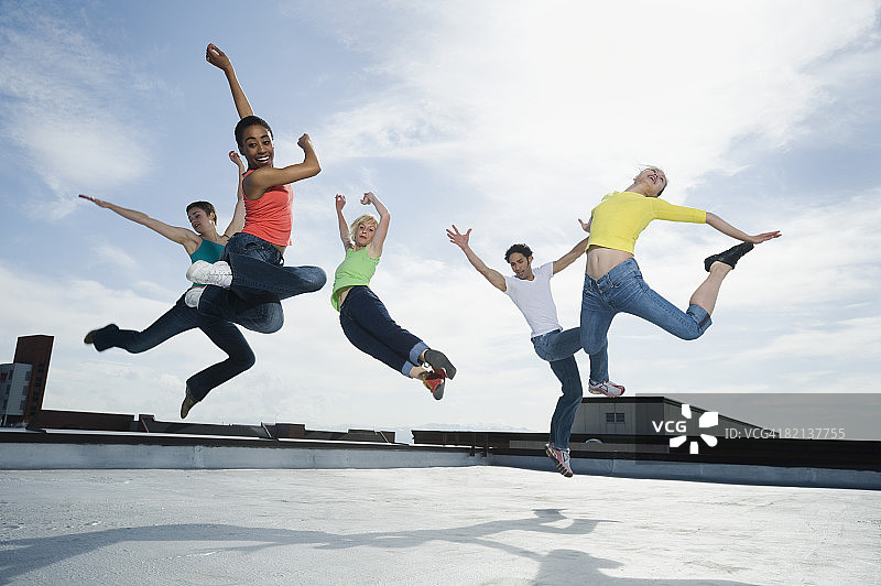 表演现代舞的多元种族团体图片素材