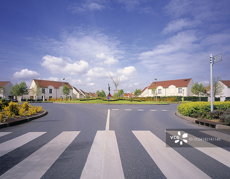 巴黎郊区新建住宅区内的环岛图片素材
