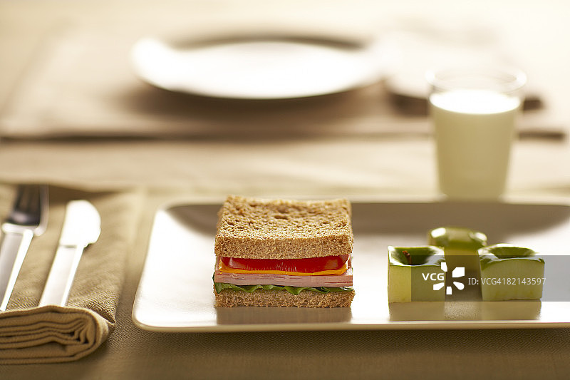 三明治、苹果和一杯牛奶图片素材