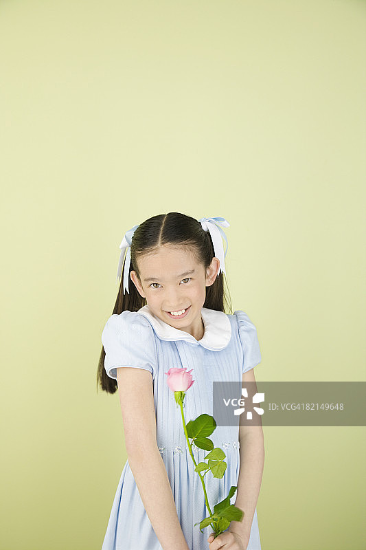 手拿鲜花的亚洲女孩图片素材