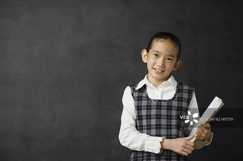 亚洲女孩站在黑板前图片素材