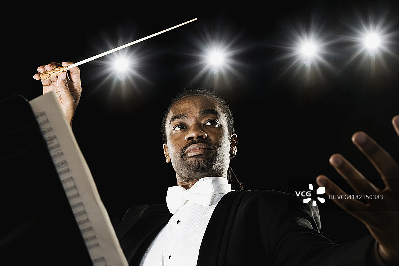 非洲男性指挥家拿着指挥棒图片素材