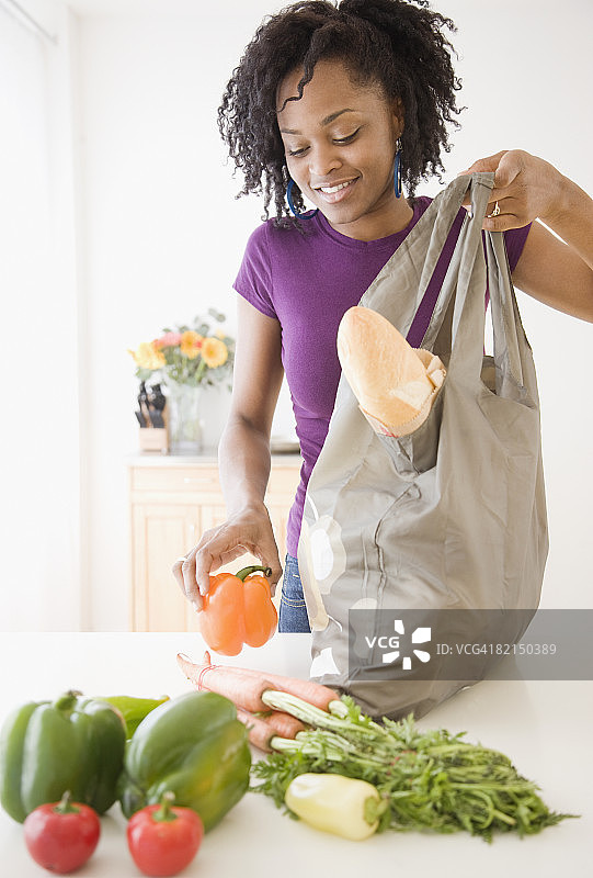 非洲女人打开食品杂货图片素材