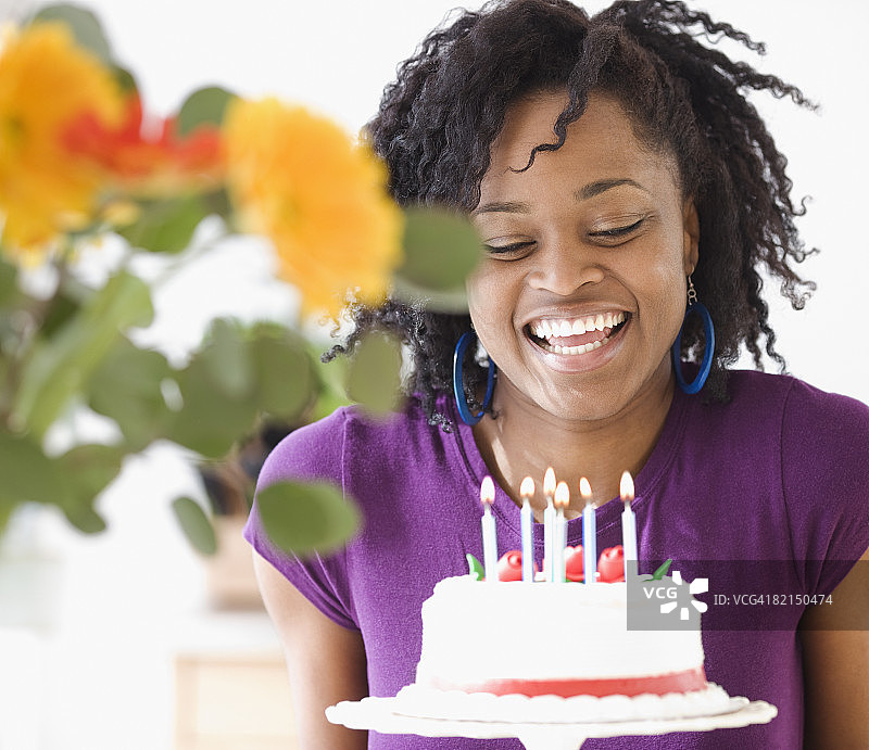 生日蛋糕旁的非洲人图片素材